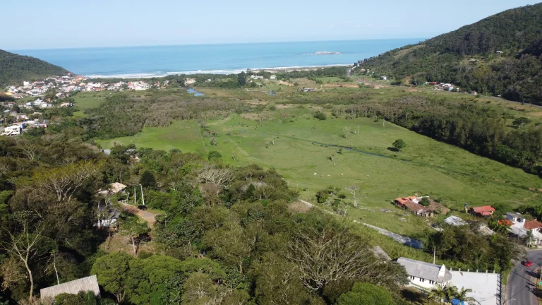 Imagem Terreno à venda no Siriú, Garopaba (SC), com 700m², leve declive e vista para o mar. A apenas 2km da praia, com água, luz e possibilidade de regulariz