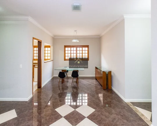Imagem CASA TÉRREA ESPAÇOSA 306 M 3 SUÍTES 3 SALAS AMPLAS 6 VAGAS DE GARAGEM EM MEIO A MUITA NATUREZA LOCAL CALMO AO LADO DO CLUBE DE CAMPO SÃO PAULO GOLF