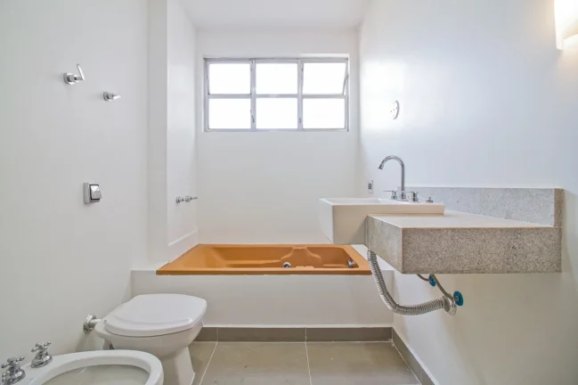 Imagem Apartamento 134M² Reformado, 3Q, 1 Suíte, 2 Banheiros, 1 Vaga, Banheira.