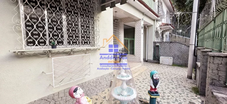 Imagem Casa com 2 salas, varanda, 3 quartos, copa coz., depend., a de serv., quintal, vaga 3 carros, à venda, 185 M², por R$ 1.300.000 – Grajaú - Rio de Janeiro / RJ.