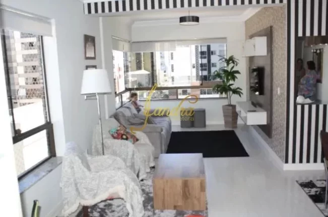 Imagem Apartamento de frente para a praça, com 3 dormitórios e com 2 box