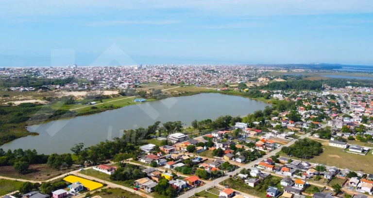 Imagem Terreno de 550 m com duas esquinas e vista para a Lagoa dos Freitas. BR076.1