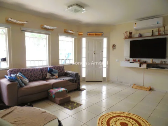 Imagem Ótima localização no bairro!
Casa muito agradável, com 3 quartos, sendo 1 suíte, com closet.
Sa...
