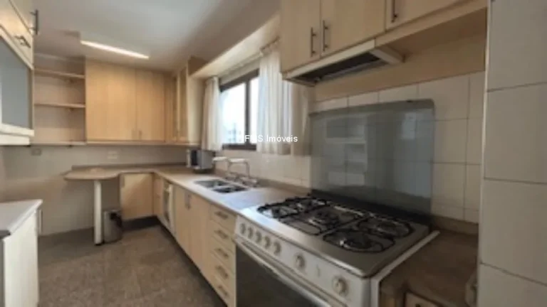 Imagem Imperdível oportunidade em Moema: Apartamento de 3 quartos com suíte, 131m² e 2 vagas de garagem à venda em São Paulo-SP!