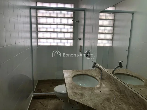 Imagem Oportunidade no Edifício Cristina, no Centro de Campinas. Este amplo apartamento totalmente reforma...