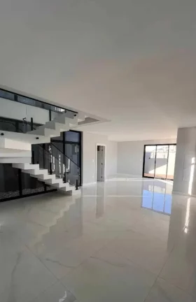 Imagem Sobrado alto padrão com 4 suítes e 2 vagas de garagem em Camboriú/SC