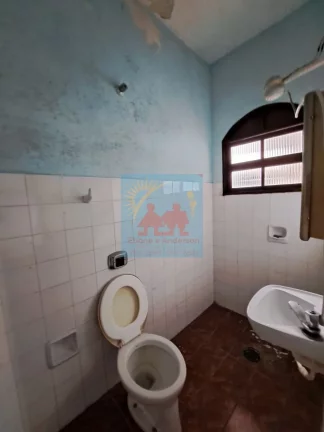 Imagem Casa à 200 metros da Praia de Mongaguá, com churrasqueira e garagem para dois veiculos 250mil