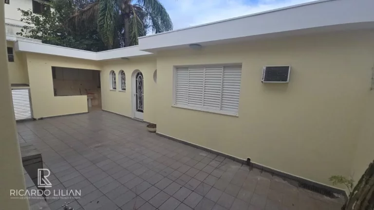 Imagem Casa com 3 dormitorios sendo uma suite e duas vagas localizada proximo ao Metro Vila Sonia.