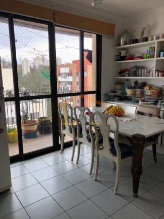 Imagem Apartamento com 5 dormitórios, sendo 3 suítes, 3 banheiros e 1 lavabo. Conta com armários na cozi...