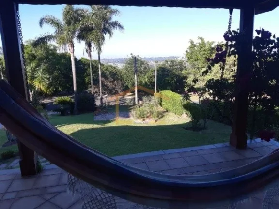 Imagem Casa em condomínio fechado, Imóvel térreo com desnível entre a área social e a área íntima, e...