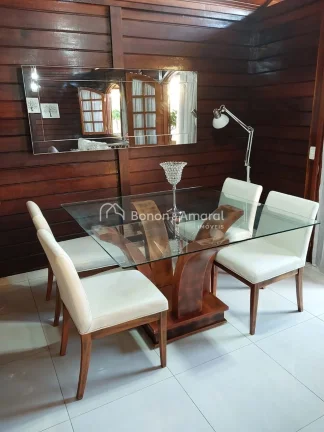 Imagem Esta encantadora casa de madeira oferece um ambiente acolhedor e confortável, perfeita para a famí...