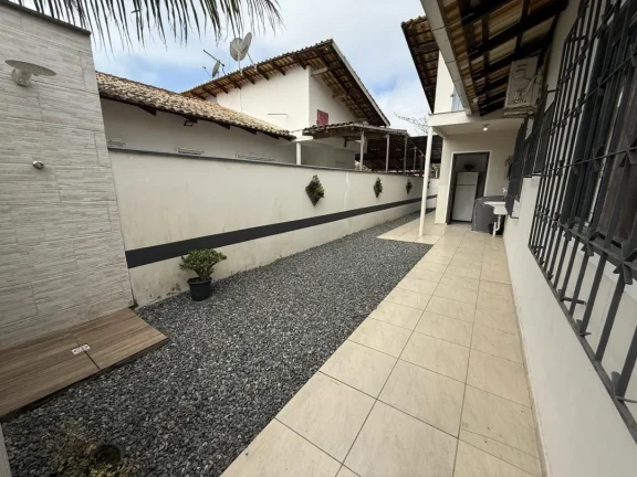 Imagem Casa semimobiliada com 130m² (terreno 208,56m²), 2 quartos (1 suíte), 2 churrasqueiras - Oportunidade imperdível localizada no bairro Armação em Penha/SC, Adriano Carpes Imóveis vende.