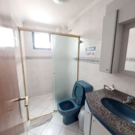 Imagem Este charmoso apartamento, totalmente mobiliado, oferece o equilíbrio perfeito entre conforto, praticidade e localização privilegiada. A poucos passos da praia – apenas 160 metros – conta com uma linda piscina. Agende sua visita e venha conhecer!