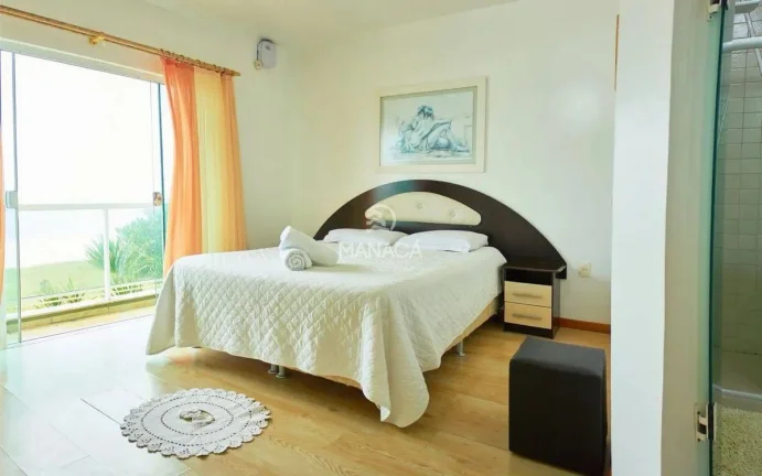 Imagem Casa alto padrão, beira mar, com 340m², 5 quartos com suíte em Balneário Piçarras - SC