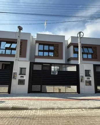Imagem Geminado com 3 suítes e 2 vagas de garagem no bairro Itacolomi em Balneário Piçarras/SC