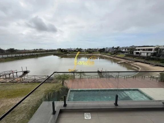 Imagem Sobrado em condomínio fechado com 05 suites beira Marina