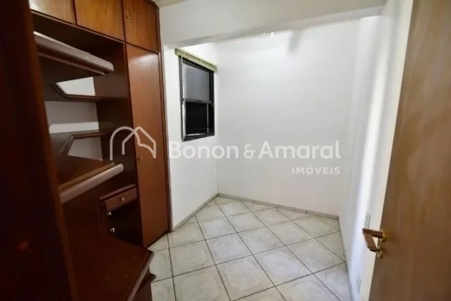Imagem Aconchegante e espaçoso, este imóvel conta com 3 quartos, incluindo 1 suíte, e 3 banheiros no tot...