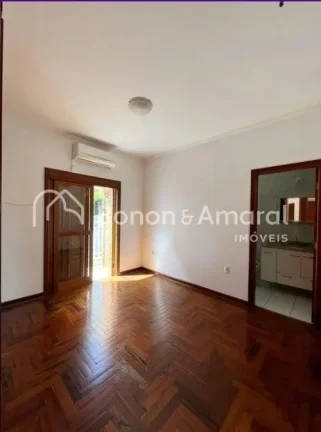 Imagem A casa possui um amplo espaço interno, com 3 quartos, sendo uma suíte com varanda, todos equipados...