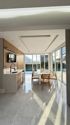 Imagem Casa em condomínio com 4 suítes e 2 vagas de garagem