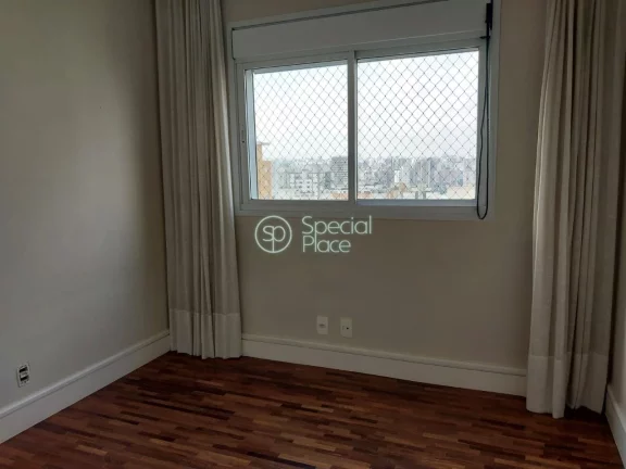 Imagem Excelente apartamento, com 240m² bem distribuídos, amplo living com varanda em L, lareira e uma vi...