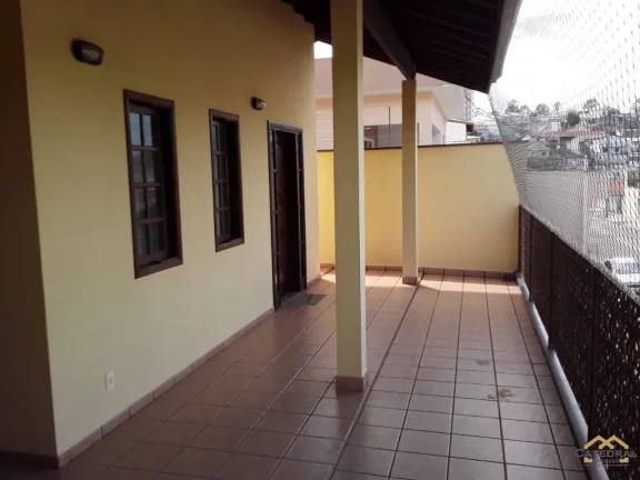 Imagem Sobrado com 3 quartos (1 suíte), garagem para 6 carros e edícula nos fundos
