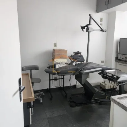 Imagem Sala comercial com 94 mÂ², conta com recepÃ§Ã£o, sala de espera, 1 banheiro e Ã¡rea de serviÃ§o. 
NÃ...