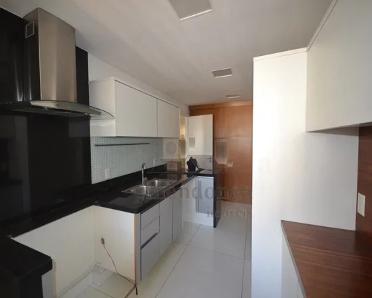Imagem Apartamento com living amplo para 03 ambientes, terraço com churrasqueira, piso de mármore, sala d...