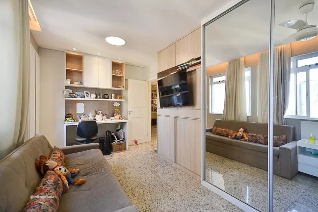 Imagem Localizado no charmoso bairro da Savassi, este apartamento mobiliado oferece uma experiência de mor...