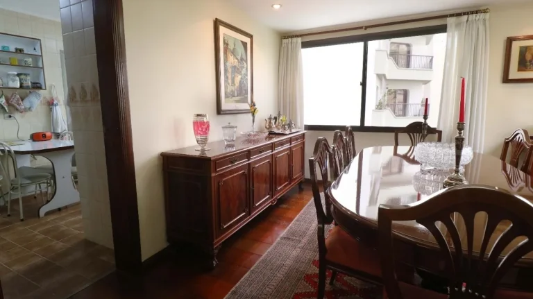 Imagem Apartamento 200M², 3Q, 3 Suítes, 5 Banheiros, 3 Vagas, Varanda, Piscina, Closet, Despensa, Dependência Completa de Serviço, Depósito, Armários.