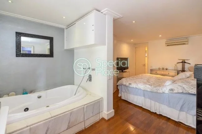 Imagem Apartamento com 180m², reformado na parte plana do Jardim América. Possui piso em tacos de madeira...