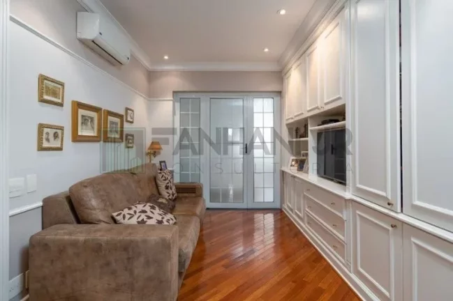 Imagem Venha se encantar com este espetacular apartamento localizado no coração do Jardim Europa, ao lado do Clube Pinheiros e do Shopping Iguatemi. Com 4