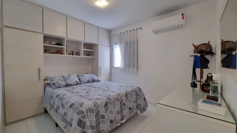Imagem PITANGUEIRAS- CALÇADÃO TOTALMENTE REFORMADO E DECORADO , GARAGEM NO PRÉDIO.