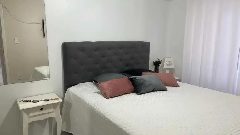Imagem Apartamento mobiliado com 2 dormitórios sendo 1 suíte com sacada e 1 vaga de garagem