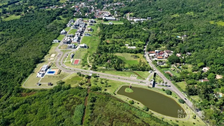 Imagem Casa Alto Padrão! Então você já sonhou em morar lá! Florianópolis ganhou este mágico lugar, o espetacular condomínio fechado. Venha morar no campo do lado da cidade!
