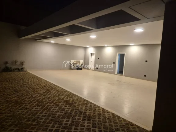 Imagem A casa no Residencial Jatibela oferece um design sofisticado e espaços amplos. No andar superior, e...