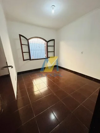 Imagem Casa térrea ampla com quintal gramado em localização estratégica.