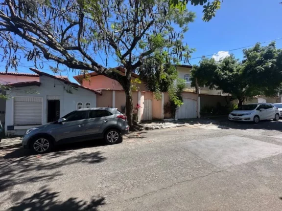 Imagem A 5ª Avenida Imóveis apresenta esta bem localizada CASA TÉRREA, c/ 3 Suites + anexo, ideal p/ fins RESIDENCIAL e ou COMERCIAL, melhor ponto da Pituba