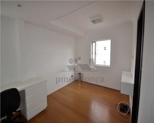 Imagem Cobertura duplex, ampla, bem distribuída com piso de tacos, armários embutidos, gabinete nos banhe...