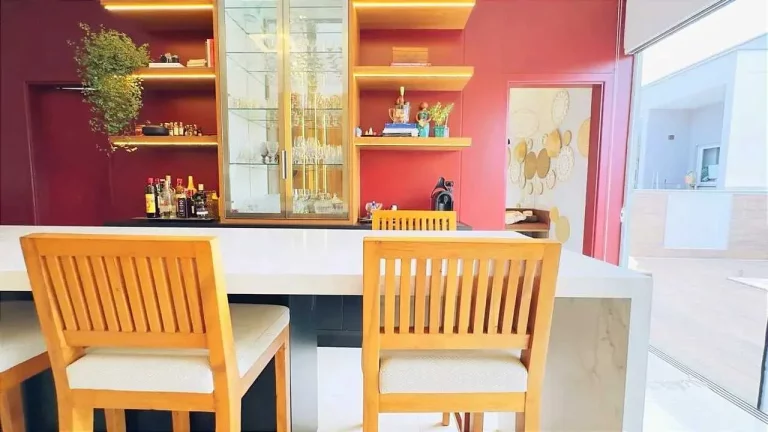Imagem Casa mobiliada em condomínio fechado com 3 suítes e 4 vagas de garagem em Camboriú