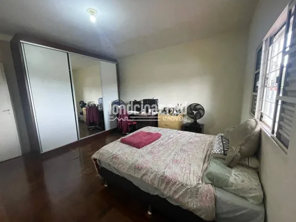 Imagem Casa na região central de Londrina, ideal para moradia, comércio ou investimento, com 390m² de terreno, 280m² construídos, 3 quartos, suíte e 2 vagas.