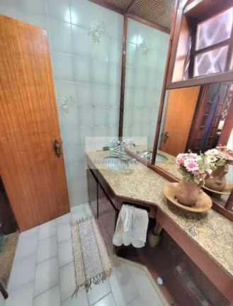 Imagem Casa de Luxo à Venda em Maria Paula, Niterói-RJ: 4 Quartos, 1 Suíte, 2 Salas, 3 Banheiros, 3 Vagas de Garagem