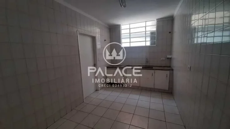Imagem Esta excelente casa está localizada em um dos bairros mais desejados da cidade, oferecendo conforto...