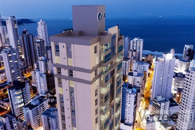 Imagem Apartamento 4 ou + dormitórios para Venda em Balneário Camboriú / SC no bairro Centro