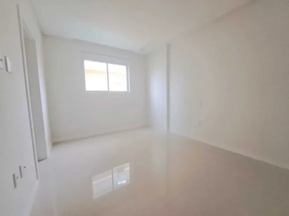 Imagem Apartamento quadra mar com 3 suítes e 3 vagas de garagem - Meia Praia/SC
