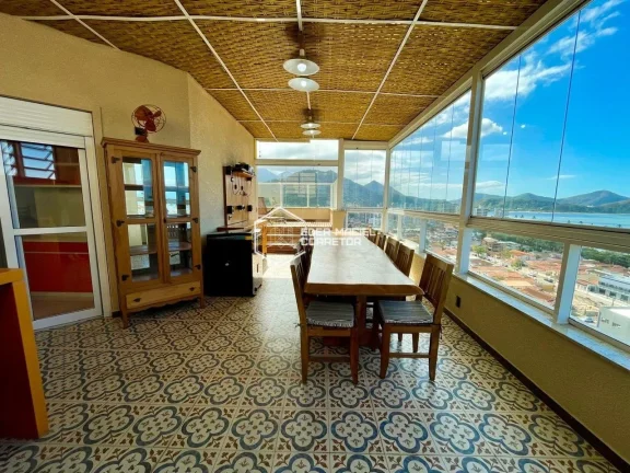 Imagem Está em busca de uma cobertura deslumbrante com uma vista panorâmica do mar e infraestrutura compl...