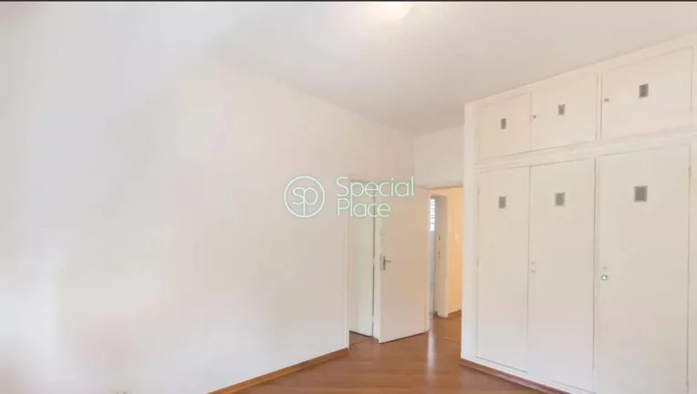 Imagem Apartamento com 140m², 3 dormitórios, ampla sala e 1 vaga. O imóvel possui armário embutido, ár...