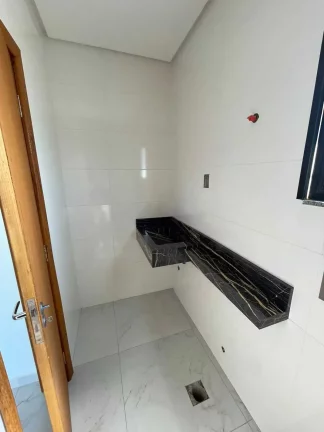 Imagem Sobrado com 2 suítes e 2 vagas de garagem – Loteamento Bela Vista | Palhoça/SC