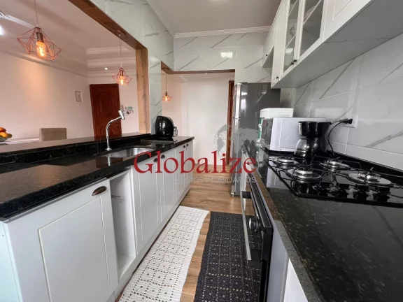 Imagem APARTAMENTO 02 DORMITÓRIOS, R$415.000,00, TODO REFORMADO, COZINHA AMERICANA, PRÓXIMO À PRAIA, 01 VAGA DE GARAGEM SUFICIENTE