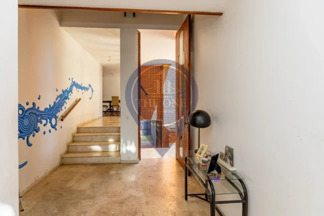 Imagem Casa de luxo na Vila Madalena: 4 quartos, 4 suítes, 2 salas, 6 banheiros, 2 vagas, 376m² - São Paulo-SP.