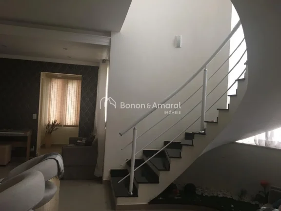 Imagem Em uma localização privilegiada, no Condomínio Vivenda das Cerejeiras em Valinhos, esta casa ofer...